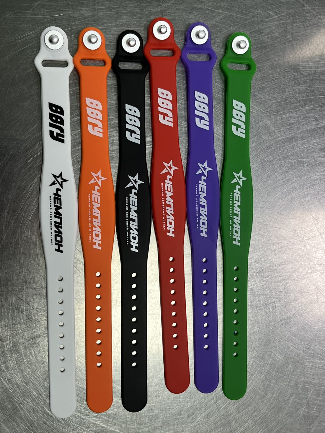 Waterproof RFID silicone wristband made of ABS and PVC for access control, 0–10 cm reading distance, over 100000 read/write cycles, data retention over 10 years