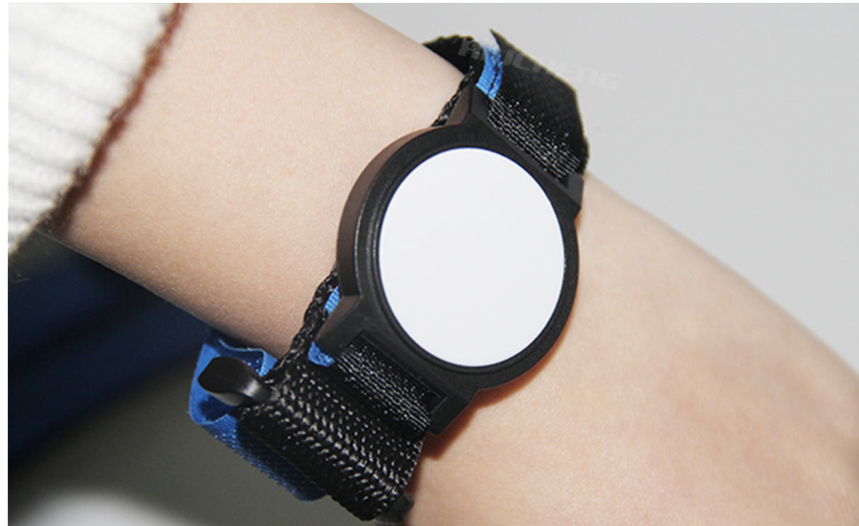 Waterproof RFID silicone wristband made of ABS and PVC for access control, 0–10 cm reading distance, over 100000 read/write cycles, data retention over 10 years