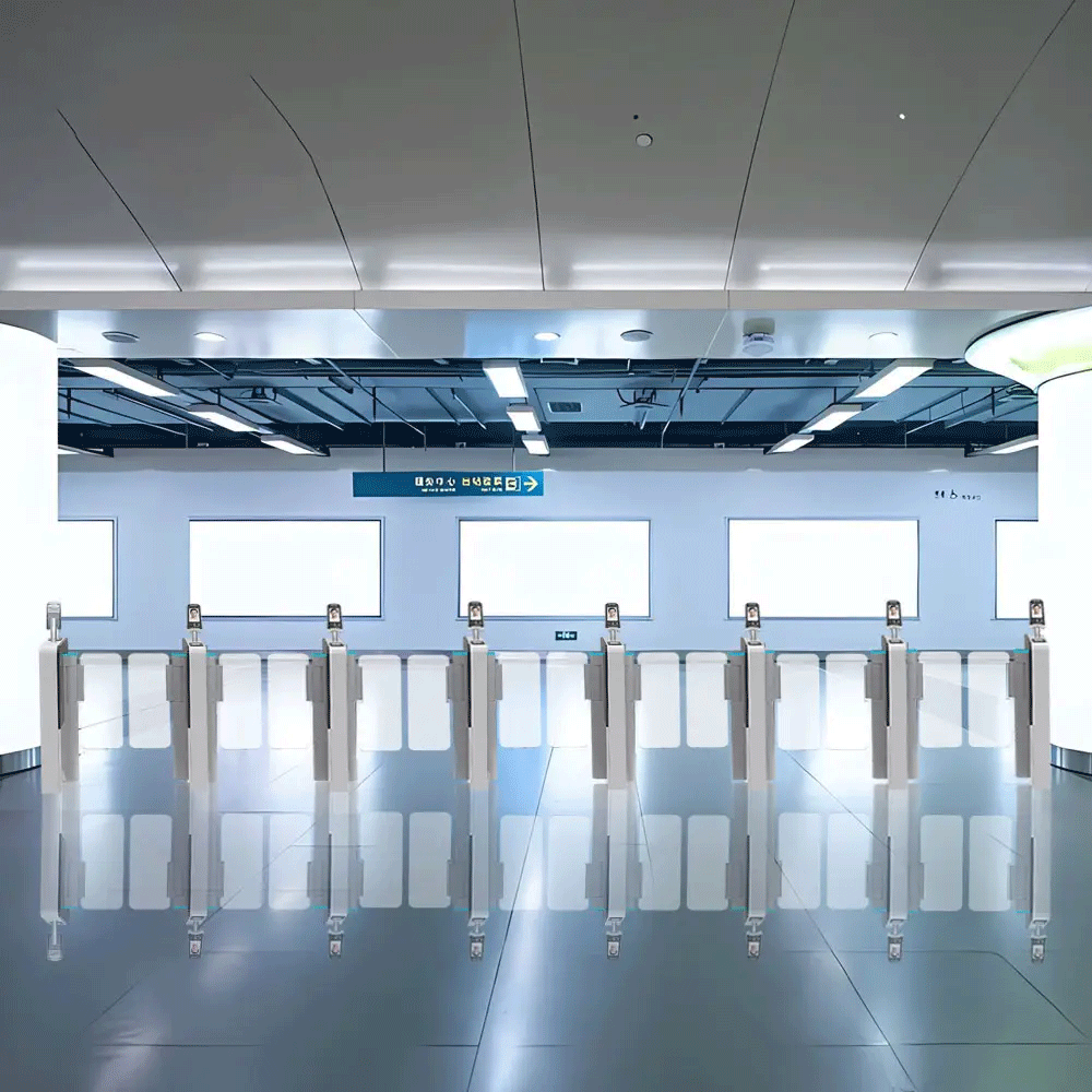 Ժամանակակից ավտոմատ տուրնիկետ թափանցիկ ապակե փեղկերով, սև-մոխրագույն կորպուսով և կանաչ LED լուսային ցուցիչով՝ մուտքի վերահսկման համակարգի համար